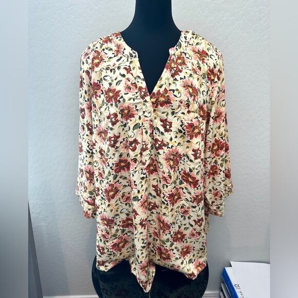 TORRID | Yellow Floral Blouse Plus Size Button Front Boho V-Neck Tunic Top | 4X - Picture 2 of 7